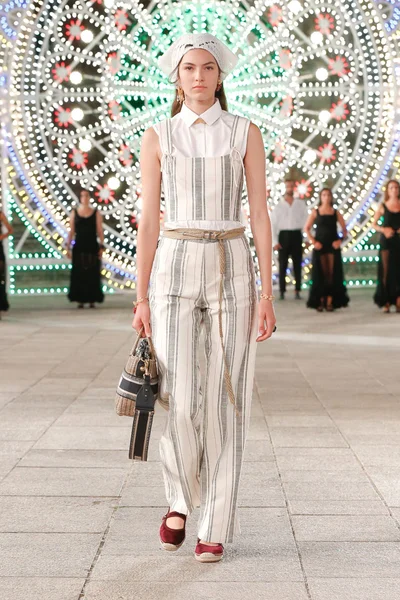 Look 10